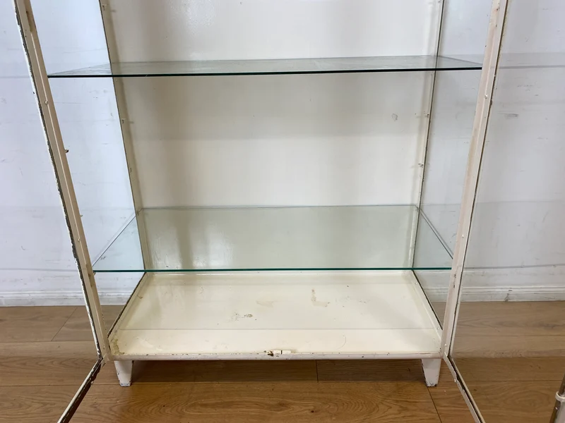WMK I Stilvoller weißer 40er Jahre Medizinschrank aus Eisen