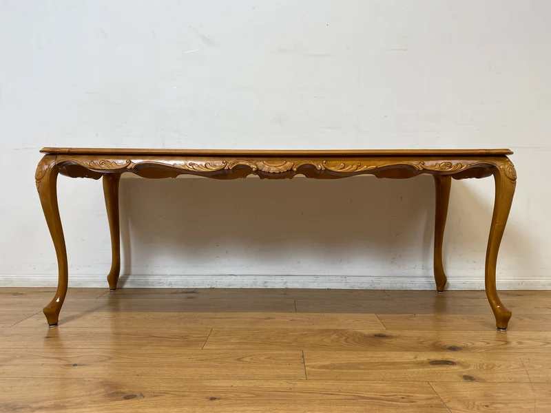 WMK I Wunderschöner großer handverzierter Stilmöbel Couchtisch in Nussbaum mit eleganten Cabriole Füßen