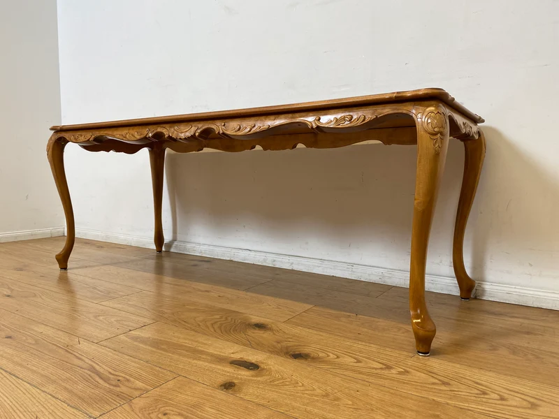 WMK I Wunderschöner großer handverzierter Stilmöbel Couchtisch in Nussbaum mit eleganten Cabriole Füßen