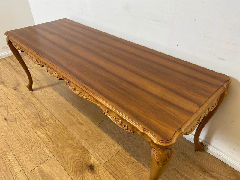 WMK I Wunderschöner großer handverzierter Stilmöbel Couchtisch in Nussbaum mit eleganten Cabriole Füßen