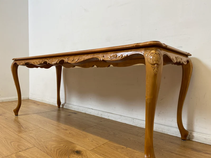 WMK I Wunderschöner großer handverzierter Stilmöbel Couchtisch in Nussbaum mit eleganten Cabriole Füßen