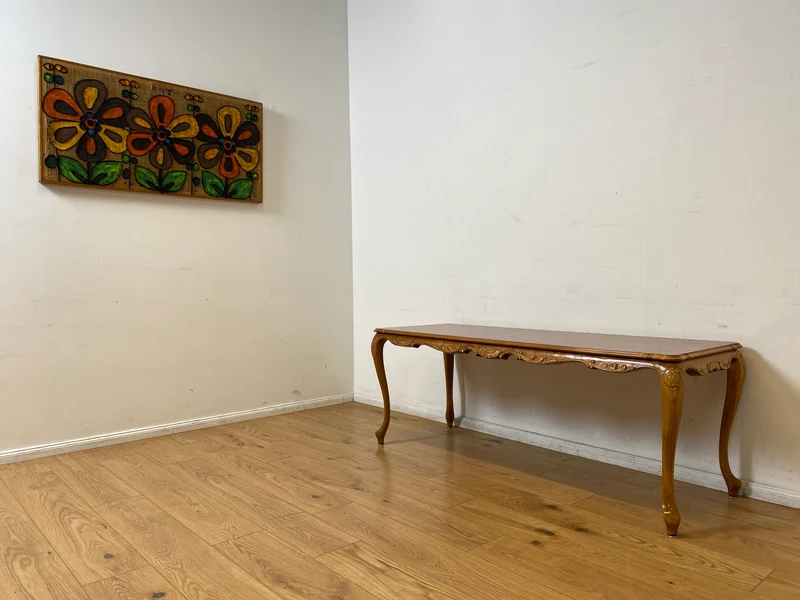 WMK I Wunderschöner großer handverzierter Stilmöbel Couchtisch in Nussbaum mit eleganten Cabriole Füßen