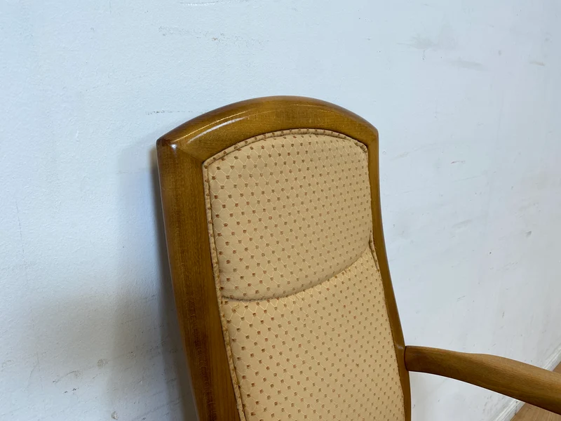 WMK I 1/2 Eleganter und sehr gemütlicher Vintage Armlehnstuhl mit schönem Holzrahmen und Stoffbezug