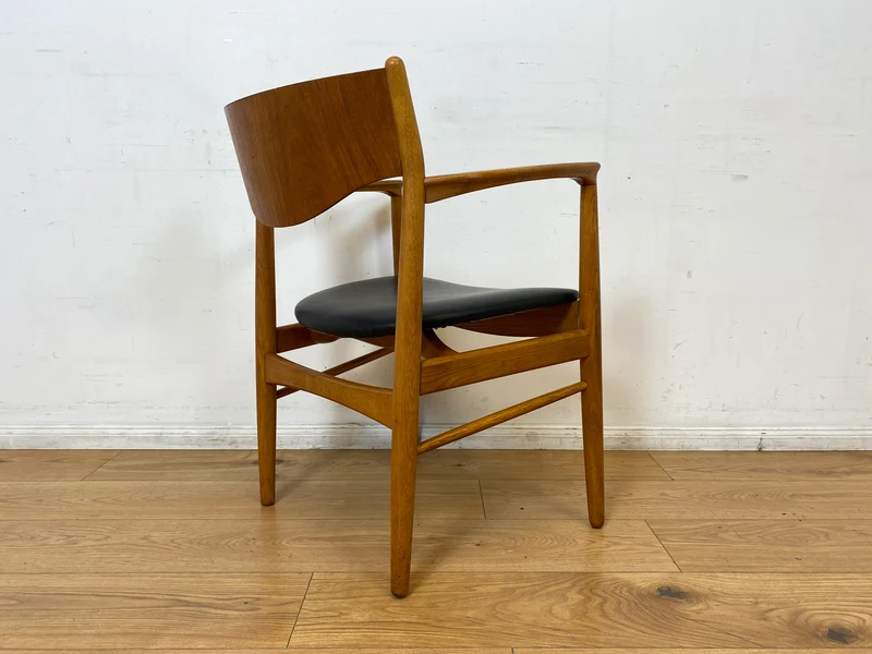 WMK I Stilvoller skandinavischer Mid-Century Armlehnstuhl mit Kunstleder Bezug