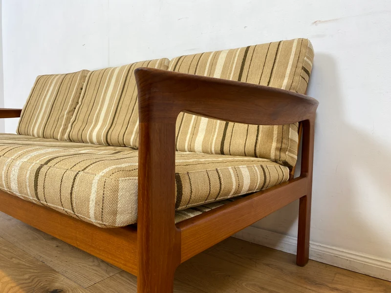 WMK I Stilvolles skandinavisches Mid-Century Sofa von Komfort mit gestreiftem beigem Originalbezug & Teakholz Rahmen