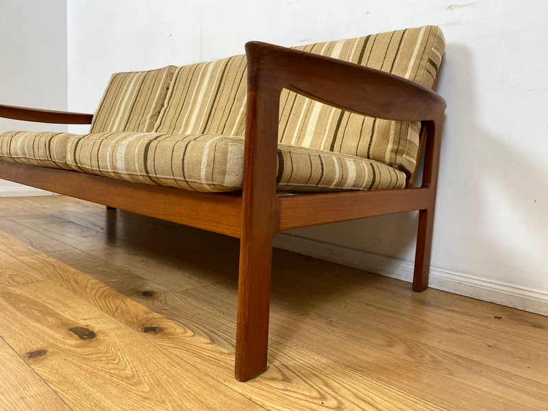 WMK I Stilvolles skandinavisches Mid-Century Sofa von Komfort mit gestreiftem beigem Originalbezug & Teakholz Rahmen