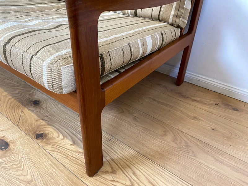 WMK I Stilvolles skandinavisches Mid-Century Sofa von Komfort mit gestreiftem beigem Originalbezug & Teakholz Rahmen