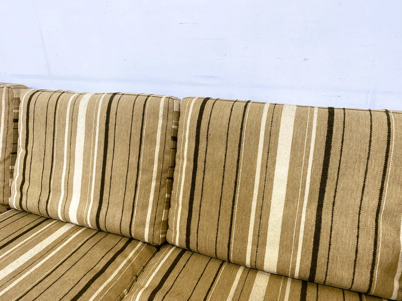 WMK I Stilvolles skandinavisches Mid-Century Sofa von Komfort mit gestreiftem beigem Originalbezug & Teakholz Rahmen