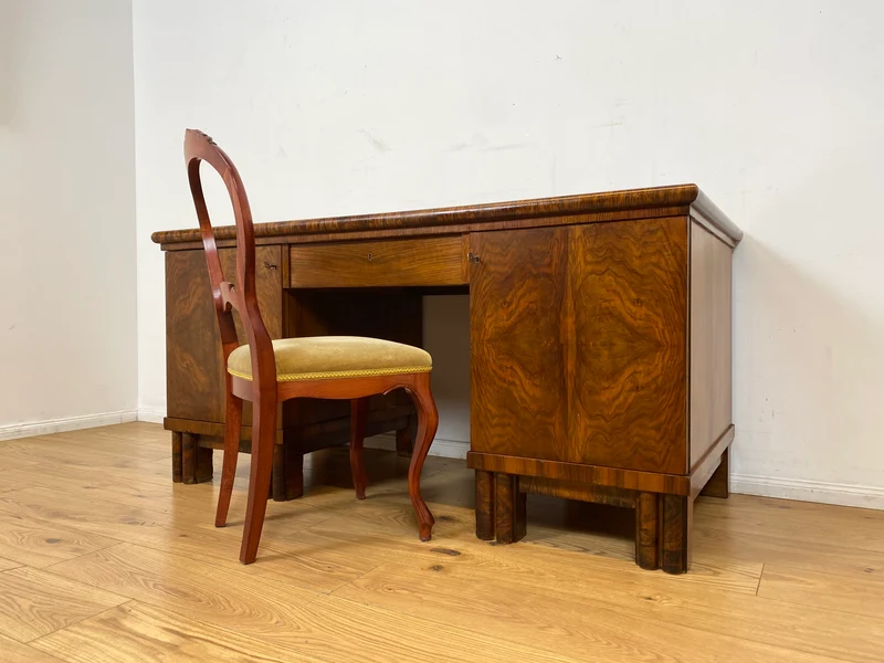 WMK I Imposanter freistehender 30er Jahre Art Deco Schreibtisch aus vollem Holz in edlem Walnuss