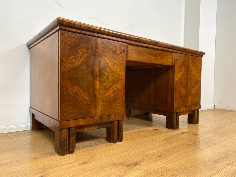 WMK I Imposanter freistehender 30er Jahre Art Deco Schreibtisch aus vollem Holz in edlem Walnuss