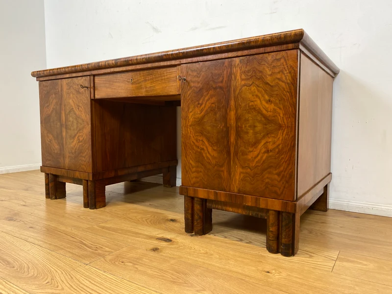 WMK I Imposanter freistehender 30er Jahre Art Deco Schreibtisch aus vollem Holz in edlem Walnuss
