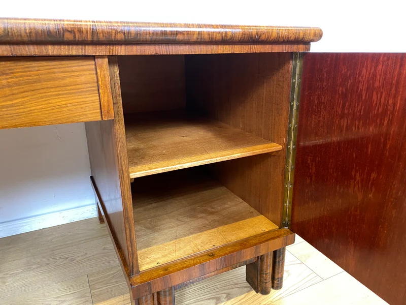 WMK I Imposanter freistehender 30er Jahre Art Deco Schreibtisch aus vollem Holz in edlem Walnuss