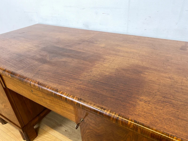 WMK I Imposanter freistehender 30er Jahre Art Deco Schreibtisch aus vollem Holz in edlem Walnuss
