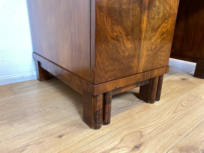 WMK I Imposanter freistehender 30er Jahre Art Deco Schreibtisch aus vollem Holz in edlem Walnuss