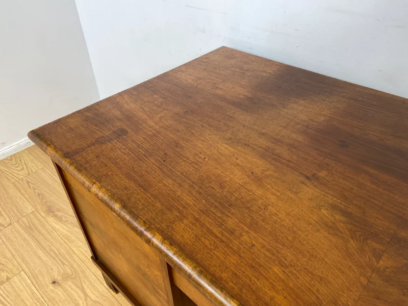 WMK I Imposanter freistehender 30er Jahre Art Deco Schreibtisch aus vollem Holz in edlem Walnuss