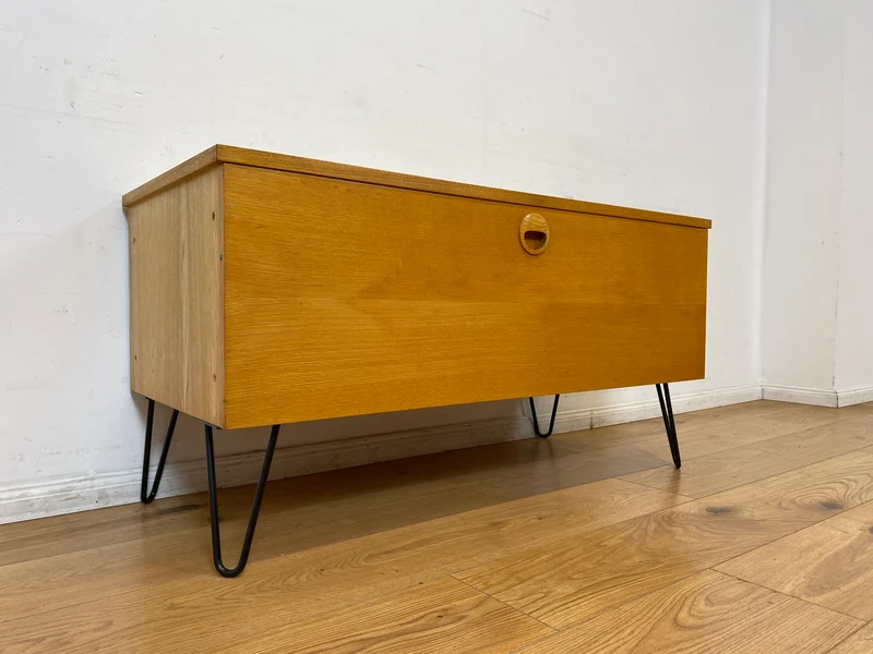 WMK I Kultiges Designer Sideboard 430/61 von Joachim Nebelung für VEB Hellerau in Sen Esche auf neuen Hairpin Metallfüssen