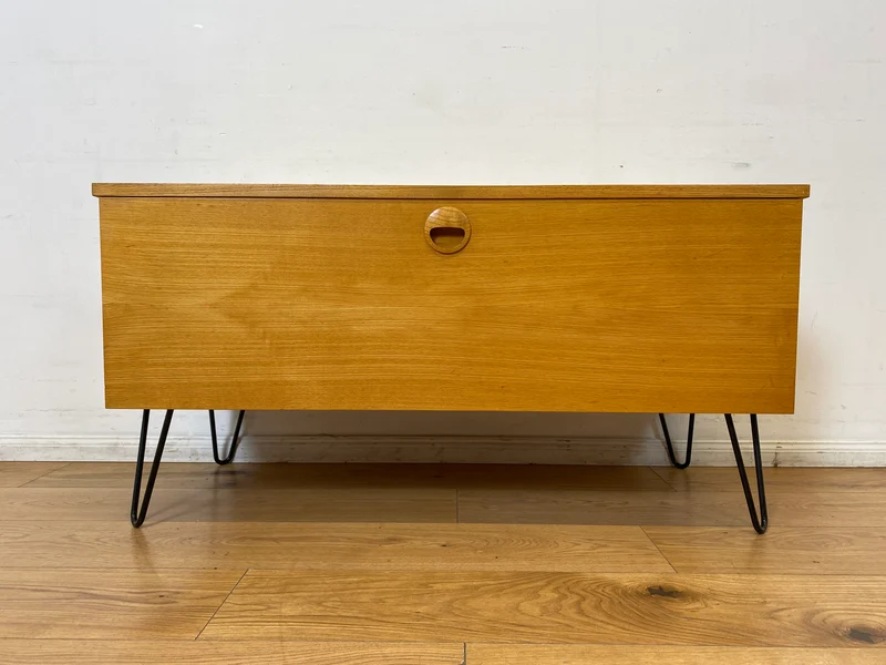 WMK I Kultiges Designer Sideboard 430/61 von Joachim Nebelung für VEB Hellerau in Sen Esche auf neuen Hairpin Metallfüssen