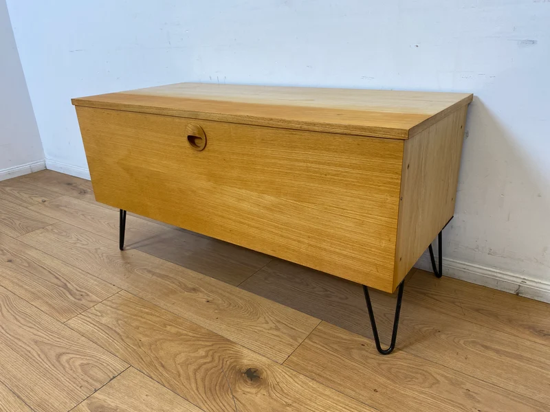 WMK I Kultiges Designer Sideboard 430/61 von Joachim Nebelung für VEB Hellerau in Sen Esche auf neuen Hairpin Metallfüssen