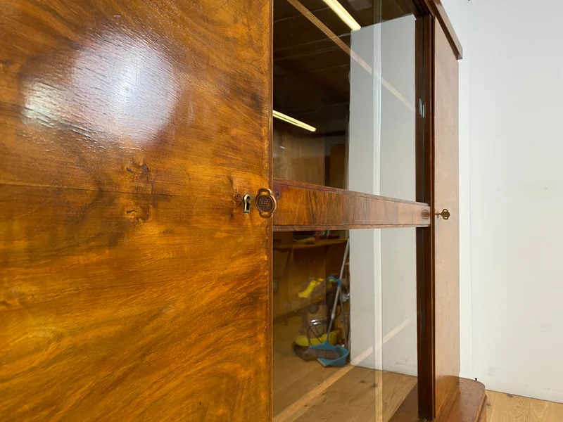 WMK I Imposanter 30er Jahre Art Deco Wohnzimmerschrank I Vollholz in edlem Walnuss