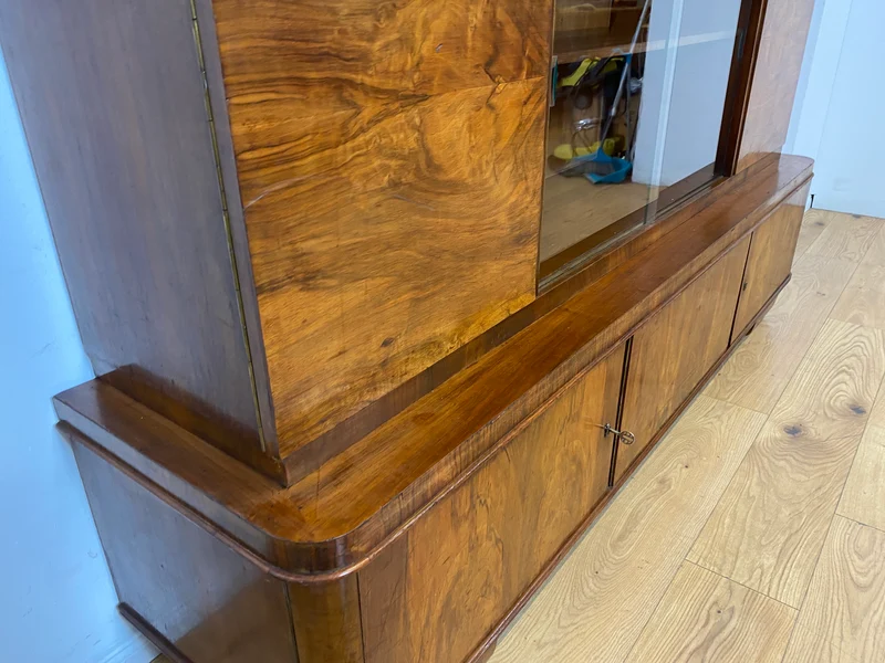 WMK I Imposanter 30er Jahre Art Deco Wohnzimmerschrank I Vollholz in edlem Walnuss
