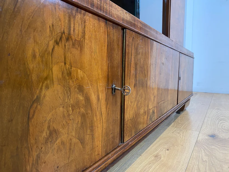 WMK I Imposanter 30er Jahre Art Deco Wohnzimmerschrank I Vollholz in edlem Walnuss