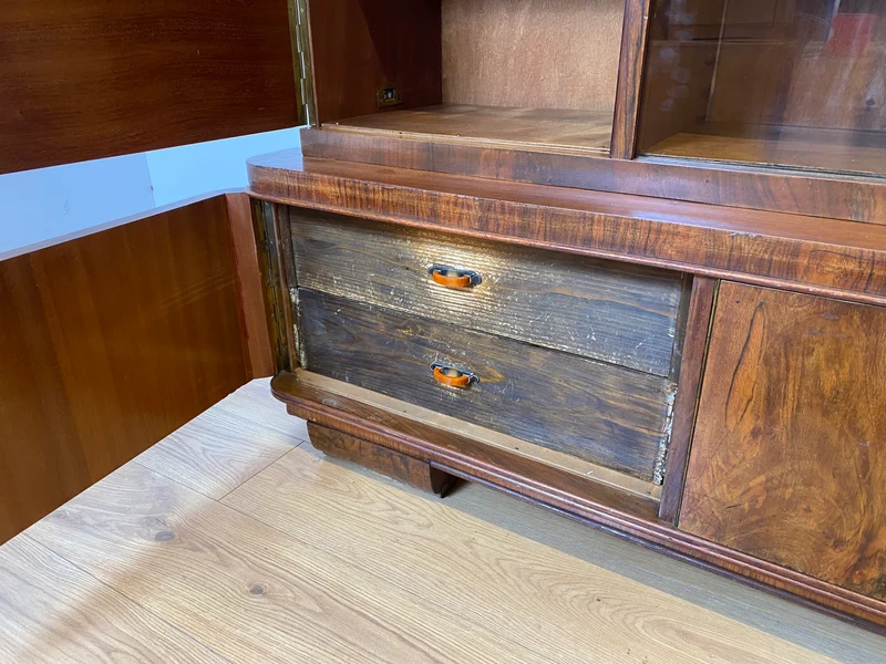 WMK I Imposanter 30er Jahre Art Deco Wohnzimmerschrank I Vollholz in edlem Walnuss