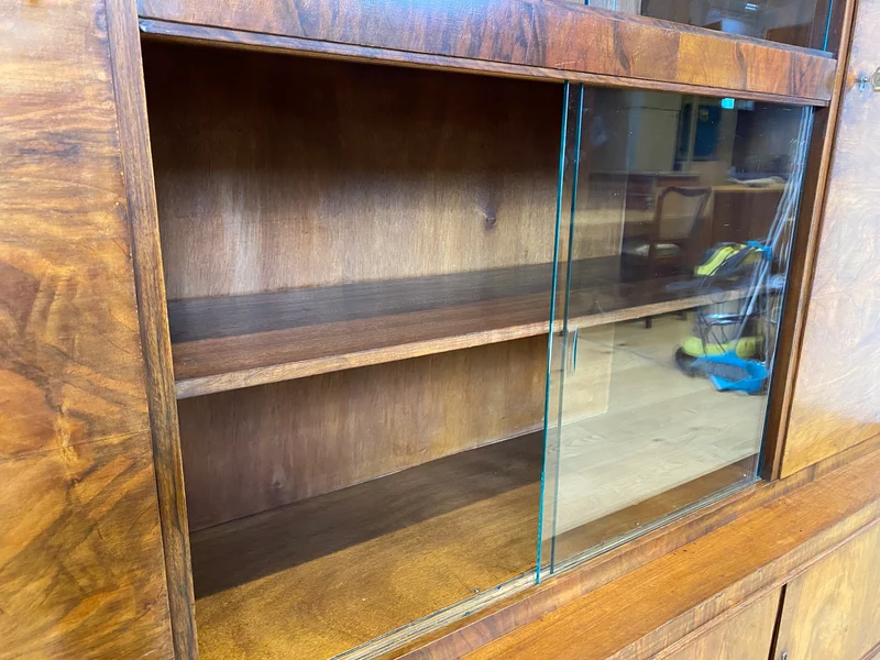 WMK I Imposanter 30er Jahre Art Deco Wohnzimmerschrank I Vollholz in edlem Walnuss