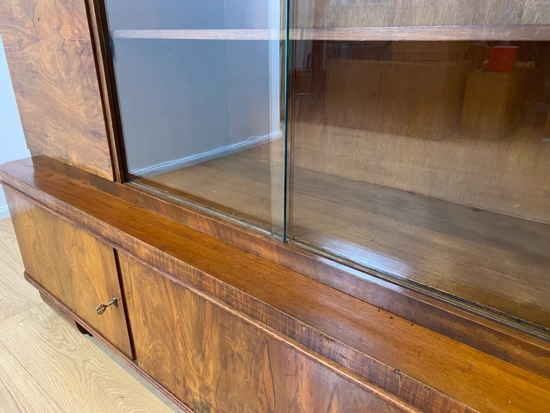 WMK I Imposanter 30er Jahre Art Deco Wohnzimmerschrank I Vollholz in edlem Walnuss