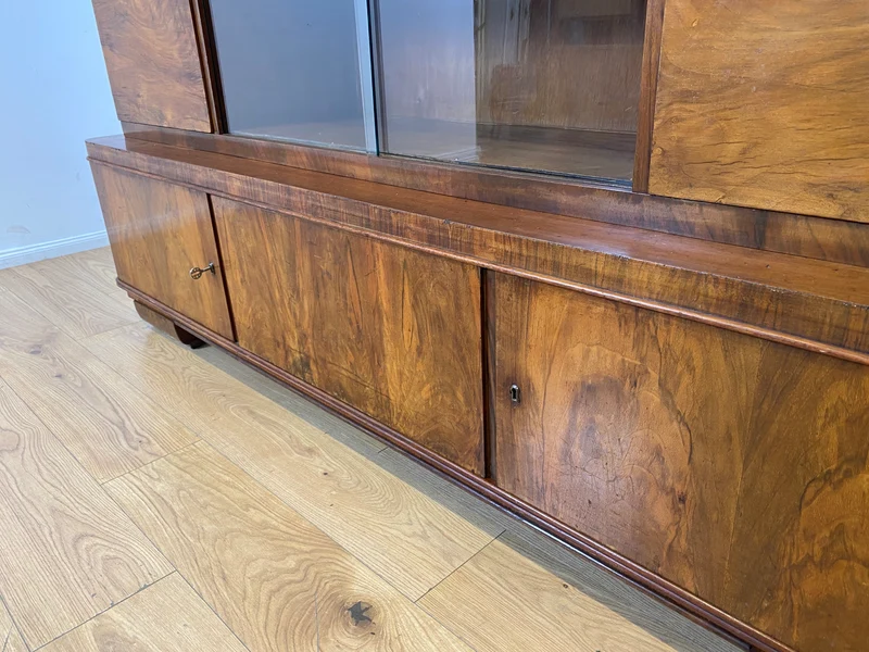 WMK I Imposanter 30er Jahre Art Deco Wohnzimmerschrank I Vollholz in edlem Walnuss