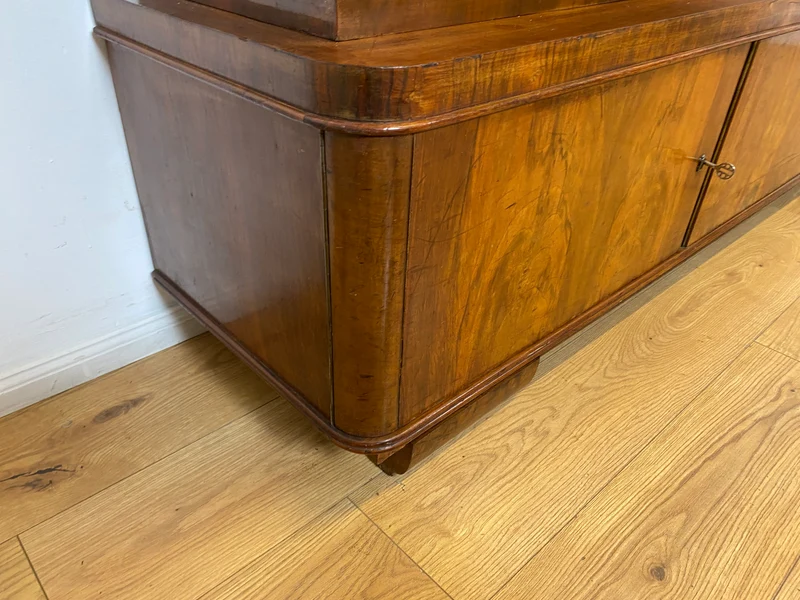 WMK I Imposanter 30er Jahre Art Deco Wohnzimmerschrank I Vollholz in edlem Walnuss
