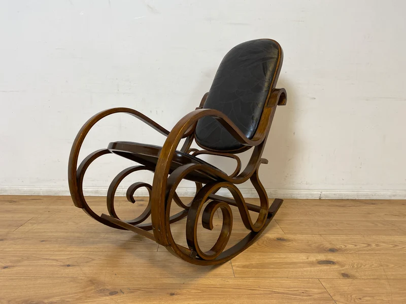 WMK I Sehr schöner 60er Jahre Schaukelstuhl im Stil von Thonet mit Bugholz Rahmen und Kunstleder Bezug