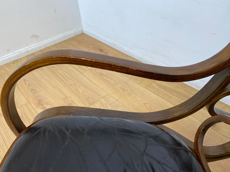 WMK I Sehr schöner 60er Jahre Schaukelstuhl im Stil von Thonet mit Bugholz Rahmen und Kunstleder Bezug