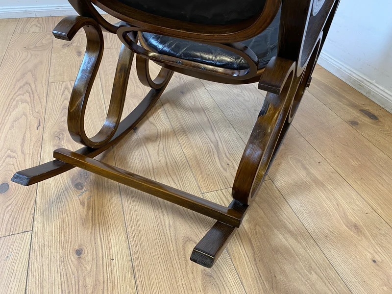 WMK I Sehr schöner 60er Jahre Schaukelstuhl im Stil von Thonet mit Bugholz Rahmen und Kunstleder Bezug