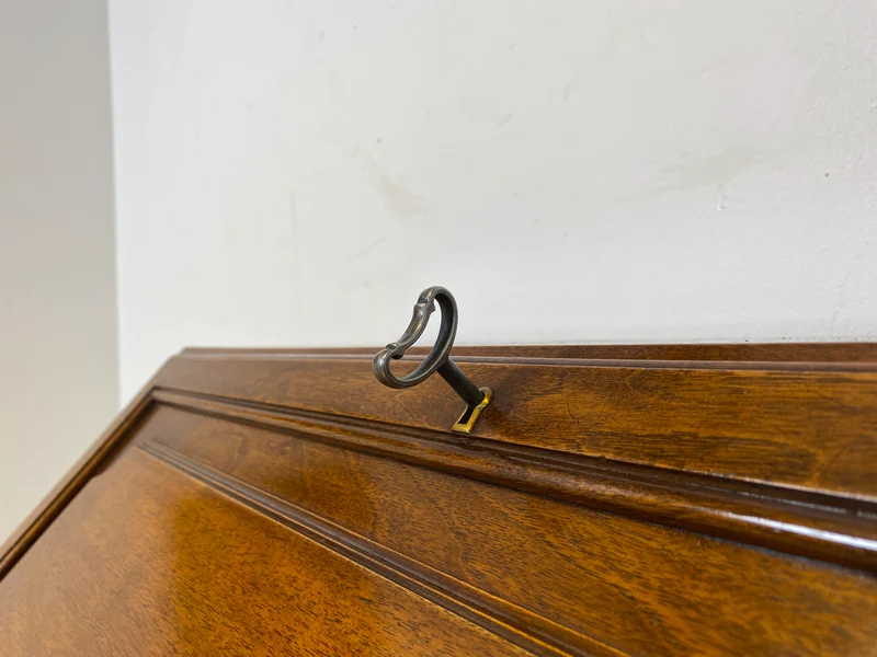 WMK I Eleganter 60er Jahre Sekretär im antiken Stil mit Messingbeschlag