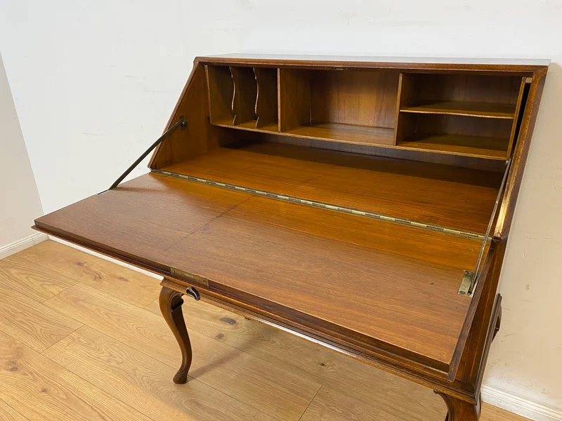 WMK I Eleganter 60er Jahre Sekretär im antiken Stil mit Messingbeschlag