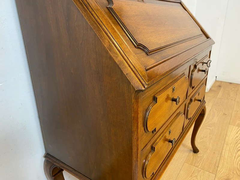 WMK I Eleganter 60er Jahre Sekretär im antiken Stil mit Messingbeschlag