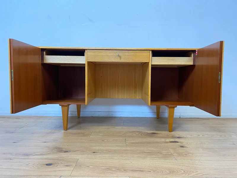 WMK I Minimalistischer heller 60er Jahre Schreibtisch von Musterring, freistehend mit Regal Rückseite