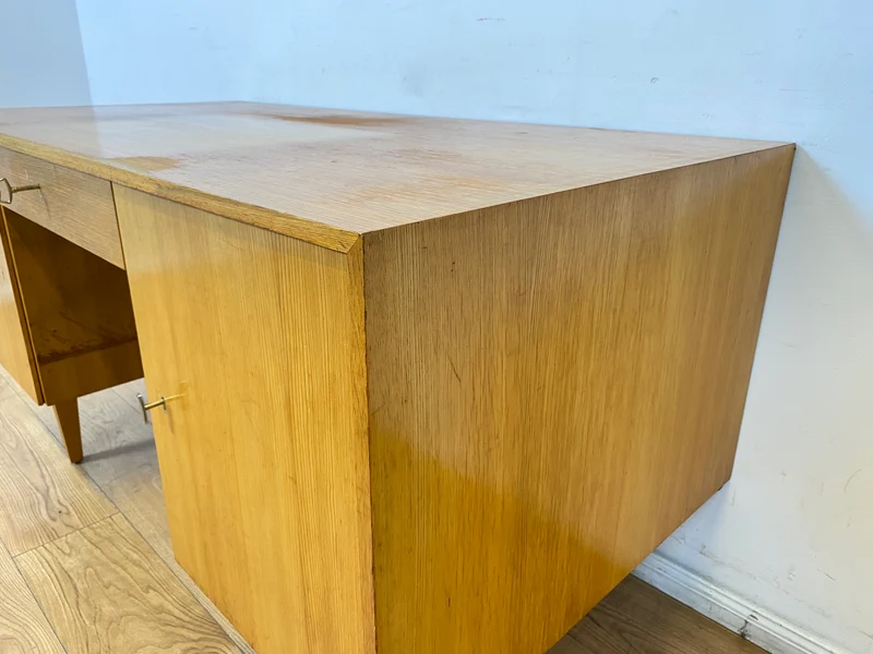 WMK I Minimalistischer heller 60er Jahre Schreibtisch von Musterring, freistehend mit Regal Rückseite