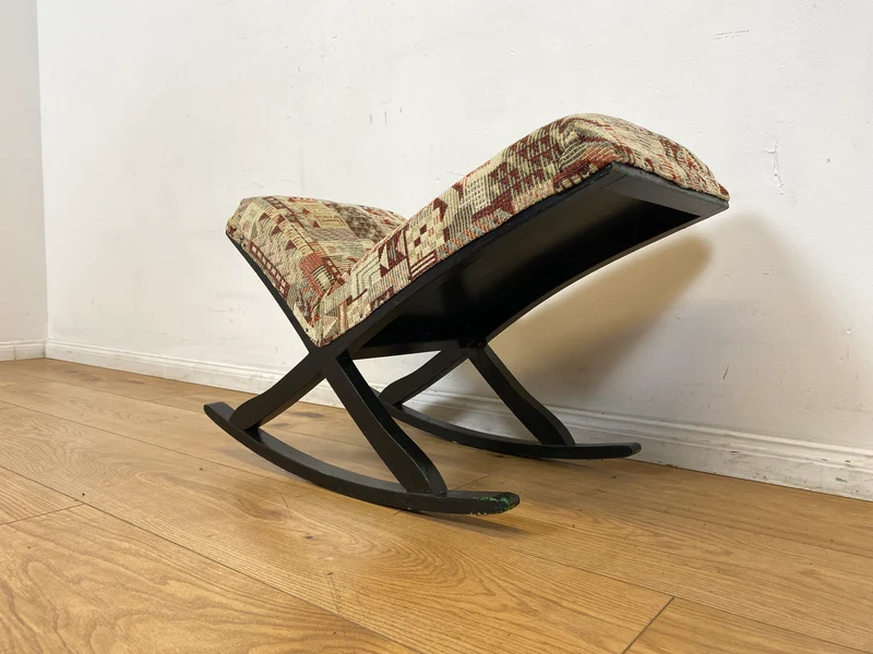 WMK I Sehr hübscher skandinavischer Mid-Century Schaukelhocker mit Polsterung und späterem Bezug