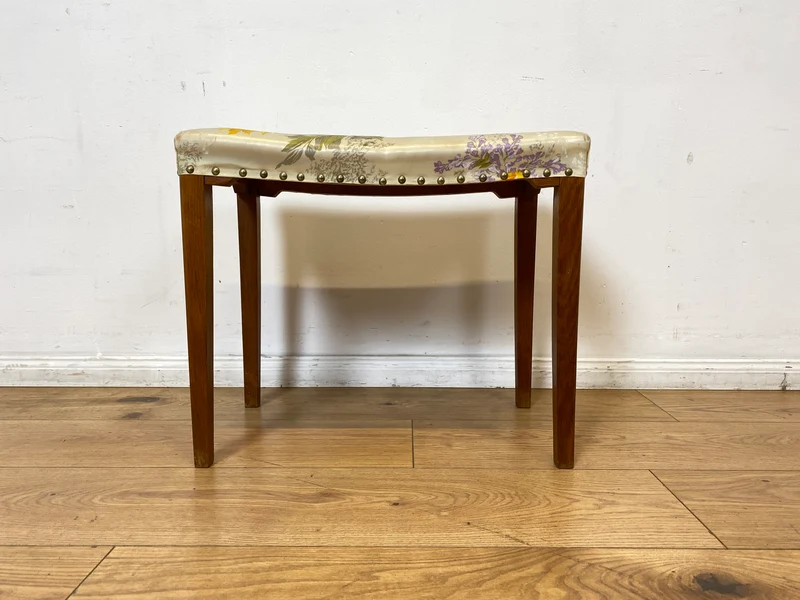 WMK I Wunderschöner skandinavischer Mid-Century Hocker mit hochwertigem floralem Bezug