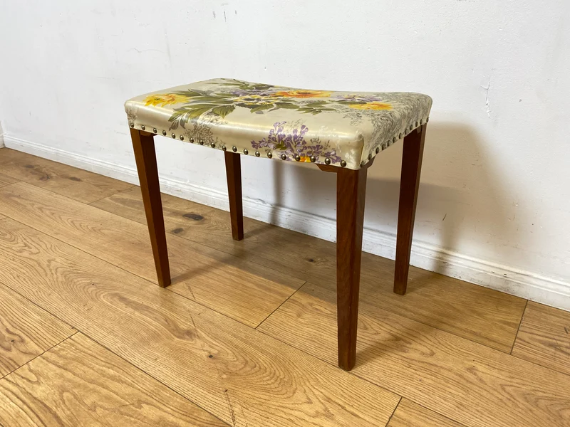 WMK I Wunderschöner skandinavischer Mid-Century Hocker mit hochwertigem floralem Bezug
