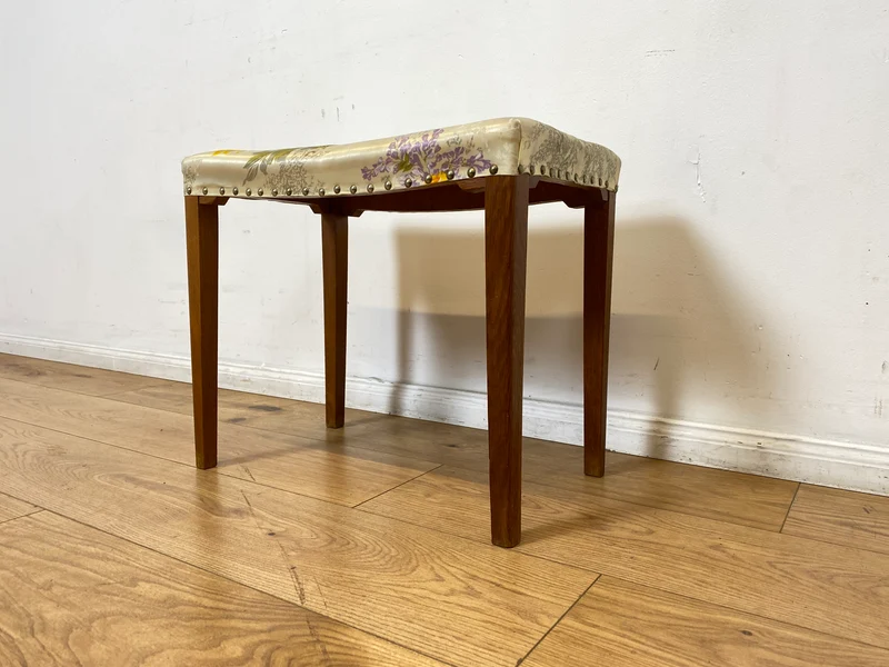 WMK I Wunderschöner skandinavischer Mid-Century Hocker mit hochwertigem floralem Bezug