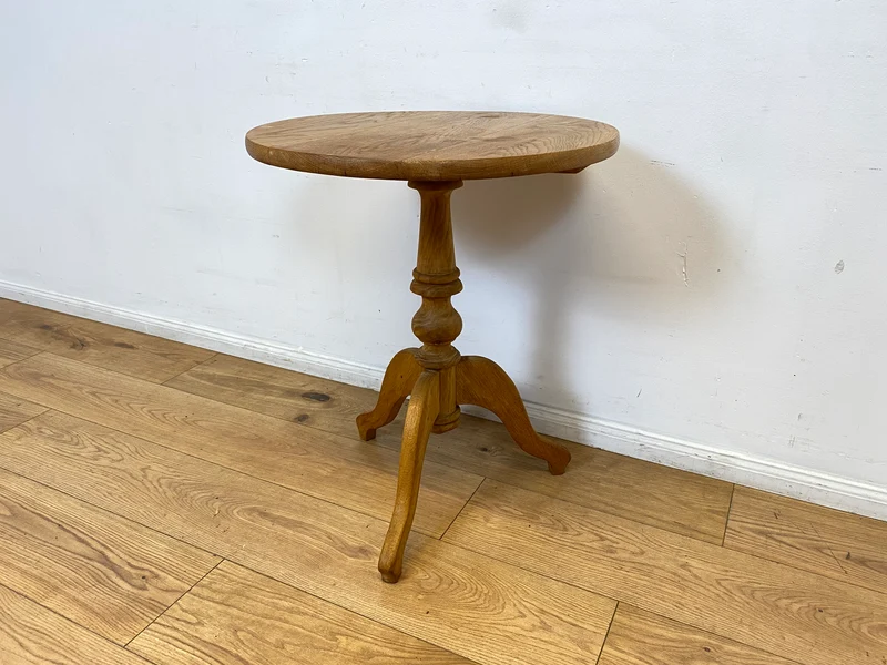 WMK I Wunderschöner runder historisierender Beistelltisch im Biedermeier Stil