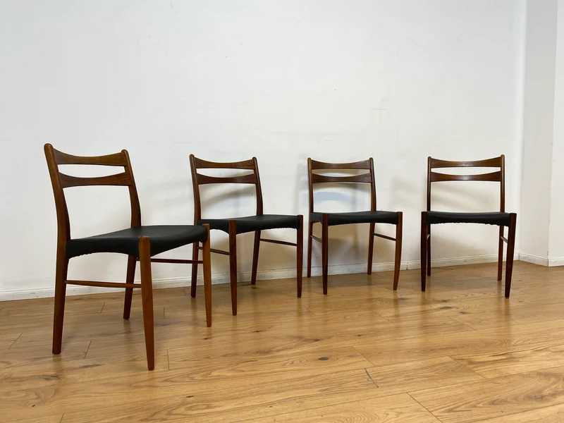 WMK I 4er Set skandinavischer Mid-Century Stühle I aus Teakholz mit schwarzem Kunst Leder Bezug