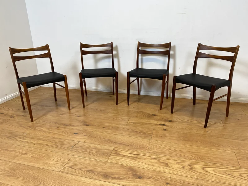WMK I 4er Set skandinavischer Mid-Century Stühle I aus Teakholz mit schwarzem Kunst Leder Bezug