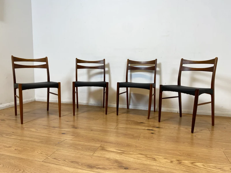 WMK I 4er Set skandinavischer Mid-Century Stühle I aus Teakholz mit schwarzem Kunst Leder Bezug