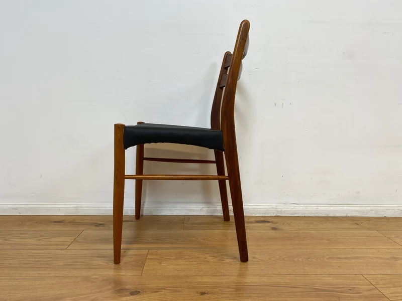 WMK I 4er Set skandinavischer Mid-Century Stühle I aus Teakholz mit schwarzem Kunst Leder Bezug