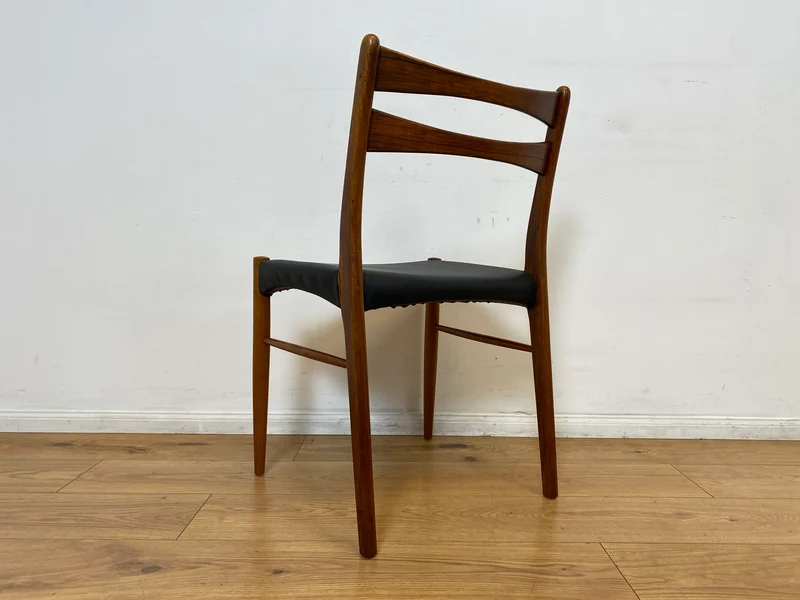 WMK I 4er Set skandinavischer Mid-Century Stühle I aus Teakholz mit schwarzem Kunst Leder Bezug