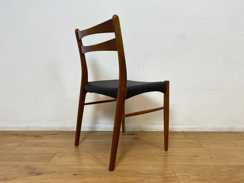 WMK I 4er Set skandinavischer Mid-Century Stühle I aus Teakholz mit schwarzem Kunst Leder Bezug