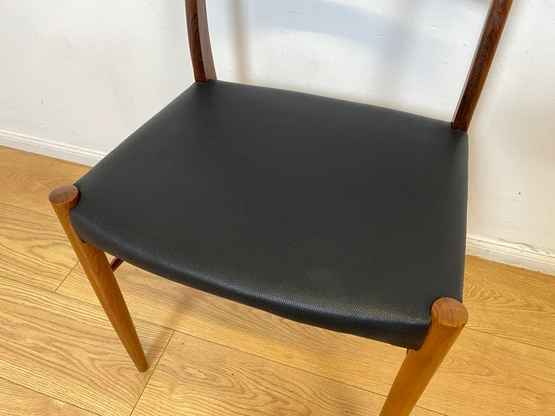 WMK I 4er Set skandinavischer Mid-Century Stühle I aus Teakholz mit schwarzem Kunst Leder Bezug